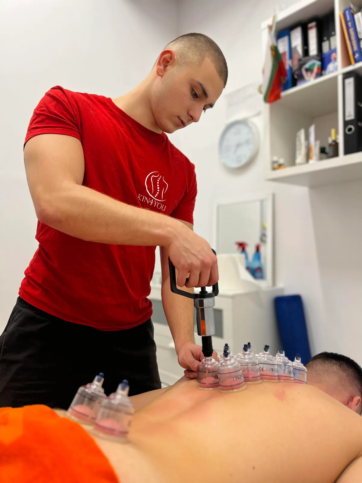PhysioHome терапевт по време на процедура